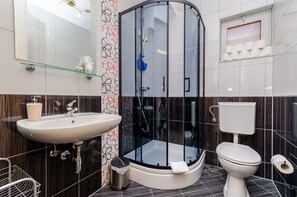 Apartment (A4) | Bathroom | Shower, towels, soap, shampoo - Apartments Juka (Hvar)