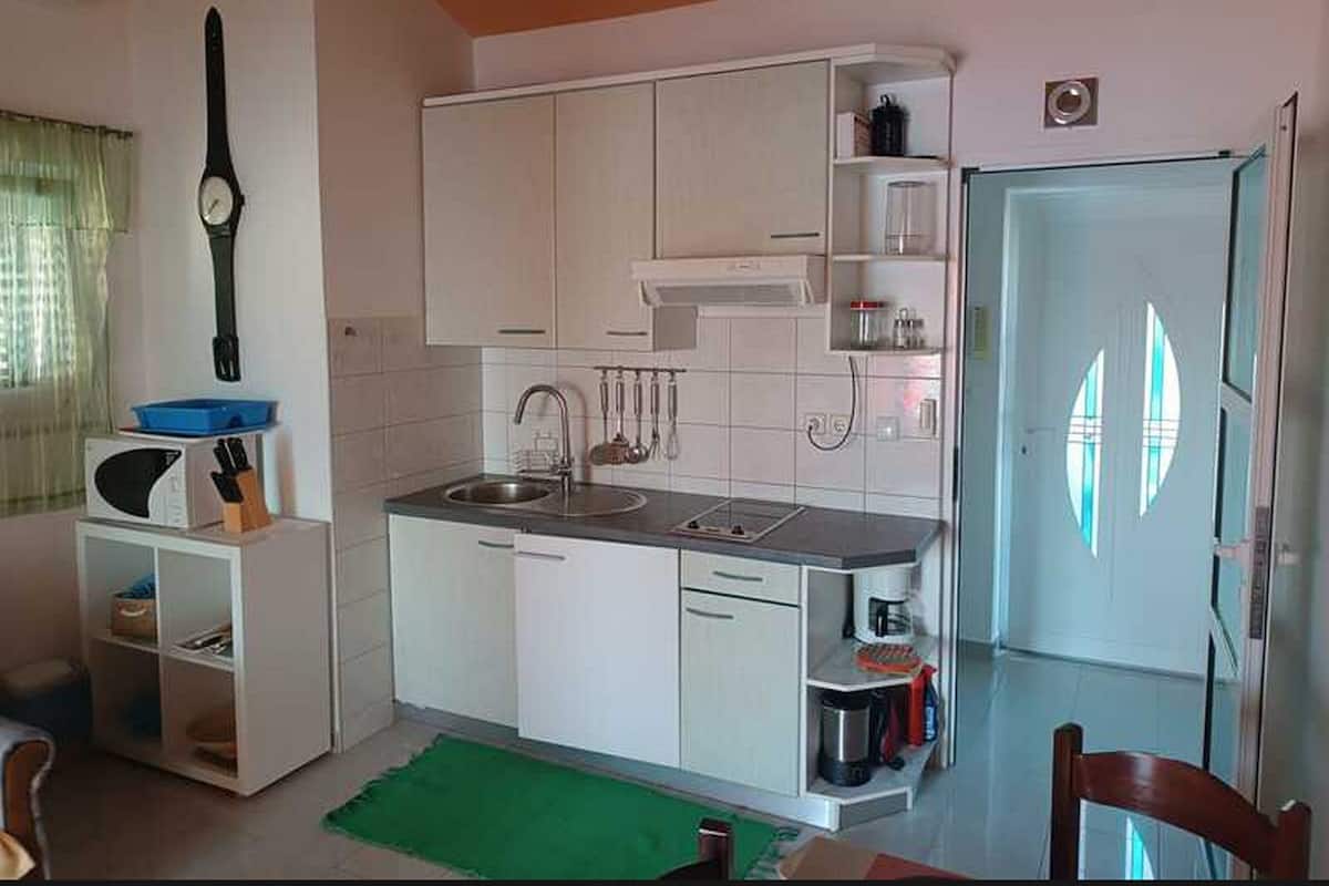 Apartment (A4) | Eigene Küche | Kühlschrank, Mikrowelle, Herdplatte, Wasserkocher