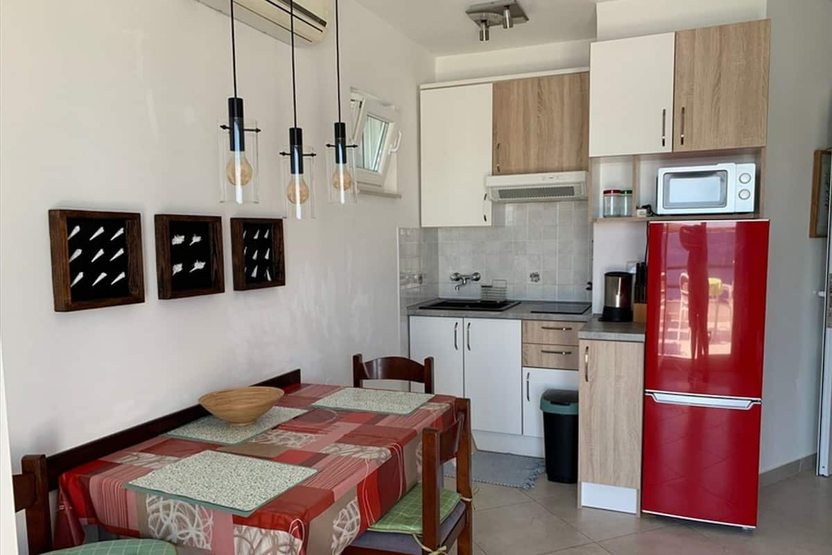 Apartment (A2) | Eigene Küche | Kühlschrank, Mikrowelle, Herdplatte, Wasserkocher