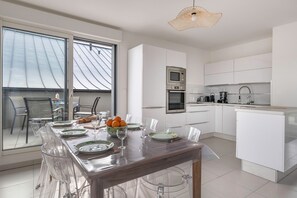 Kühlschrank, Mikrowelle, Ofen, Geschirrspüler