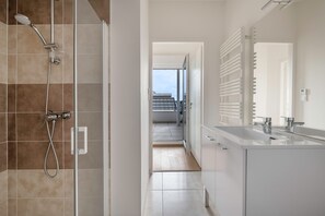 Shower, hair dryer - 150m from Pouliguen port, flat with terraces (Le Pouliguen)