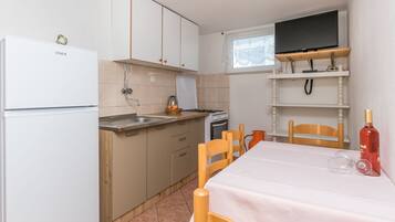 Apartment (A5) | Private kitchen | Fridge, stovetop, electric kettle, cookware/dishes/utensils