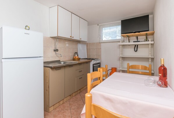 Apartment (A5) | Private kitchen | Fridge, stovetop, electric kettle, cookware/dishes/utensils - Apartments Zoran (Podgora)