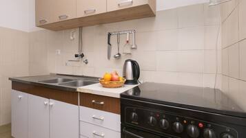 Apartment (A3) | Private kitchen | Fridge, stovetop, electric kettle, cookware/dishes/utensils