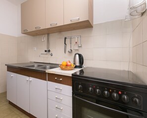Apartment (A3) | Private kitchen | Fridge, stovetop, electric kettle, cookware/dishes/utensils - Apartments Zoran (Podgora)