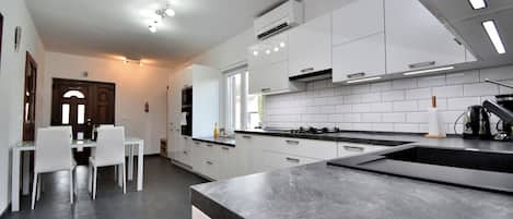 House | Private kitchen | Fridge, microwave, oven, stovetop