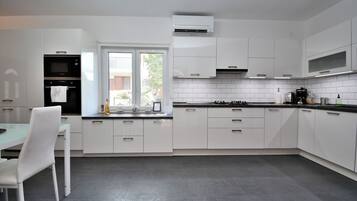 House | Dapur peribadi | Peti sejuk, ketuhar gelombang mikro, ketuhar, dapur