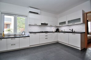 Casa | Cocina privada | Frigorífico, microondas, horno y placa de cocina