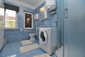 Casa | Bagno | Doccia, asciugamani, carta igienica