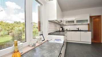 House | Dapur peribadi | Peti sejuk, ketuhar gelombang mikro, ketuhar, dapur