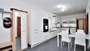 House | Private kitchen | Fridge, microwave, oven, stovetop