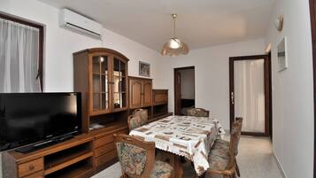 Apartment (A1) | Dining