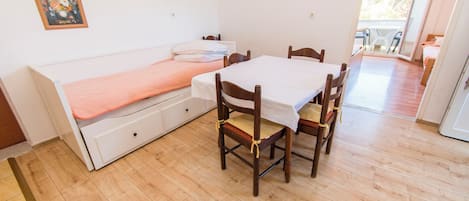 Apartment (A2) | Dining