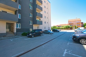 A multi-story parking garage with several cars parked. - Apartment Teny (Zadar)