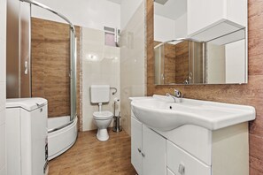 Apartment (A1) | Badezimmer | Dusche, Handtücher, Toilettenpapier