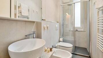 Bruser, bidet, håndklæder