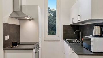 Frigorífico, microondas y tostadora