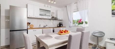 Apartment (A1) | Eigene Küche | Ofen, Herdplatte, Geschirrspüler, Wasserkocher mit Kaffee-/Teezubehör