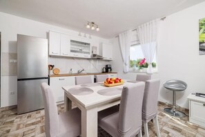 Apartment (A1) | Eigene Küche | Ofen, Herdplatte, Geschirrspüler, Wasserkocher mit Kaffee-/Teezubeh ör