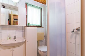 Lejlighed (A1) | Badeværelse | Bruser, håndklæder, Sæbe, Toiletpapir