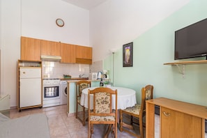 Apartamento (A1) | Cozinha privada | Geladeira, micro-ondas, fogão, cooktop