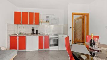 Apartment (A2) | Eigene Küche | Kühlschrank, Ofen, Herdplatte, Geschirrspüler