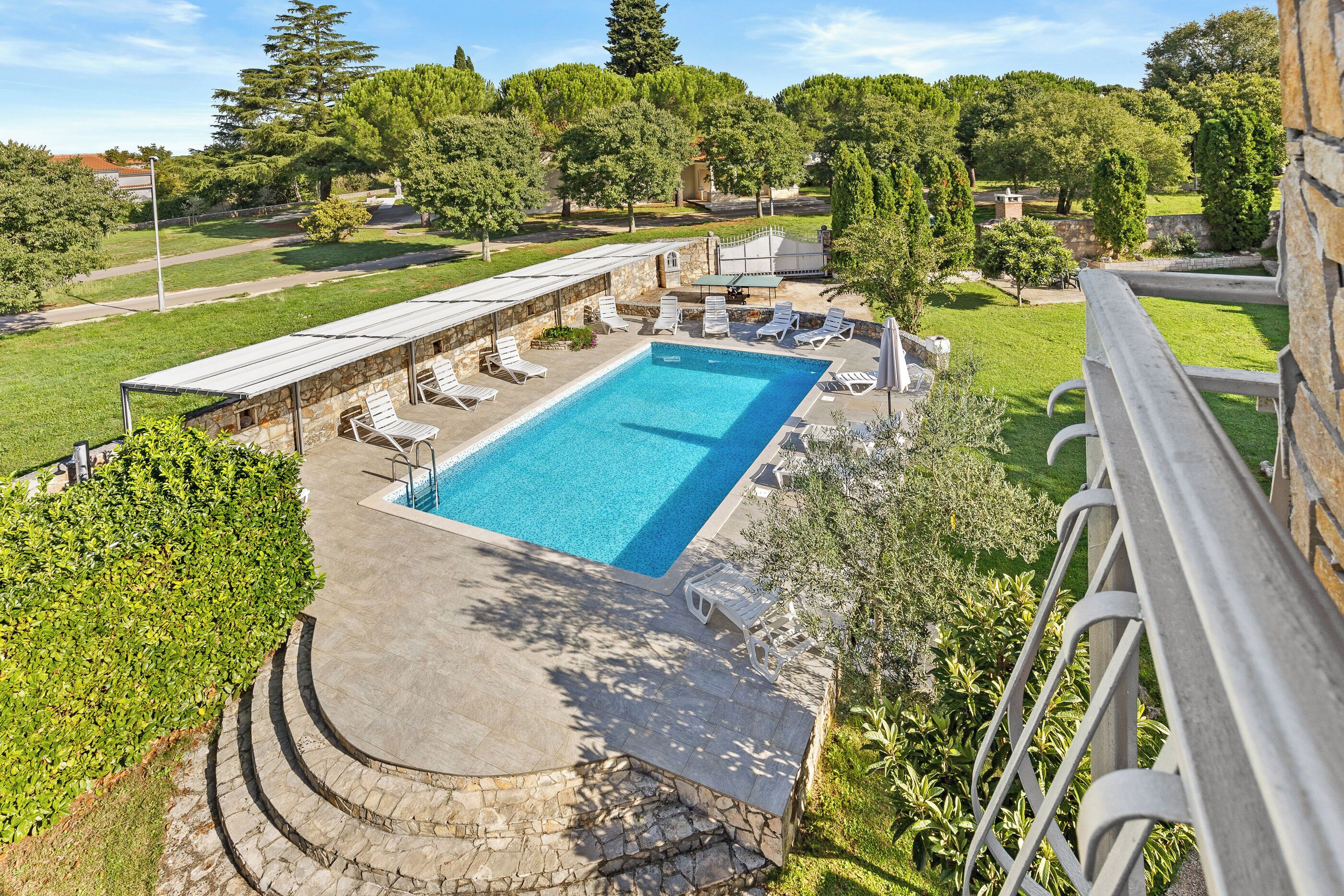 อพาร์ทเมนท์ (A4) | สระว่ายน้ำ | สระว่ายน้ำกลางแจ้ง, สระว่ายน้ำไร้ขอบ, ร่มริมสระว่ายน้ำ