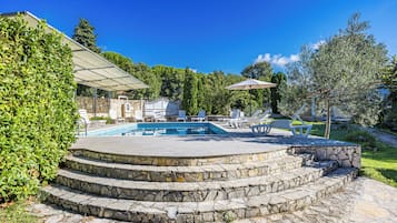 Outdoor pool, an infinity pool, pool umbrellas, sun loungers