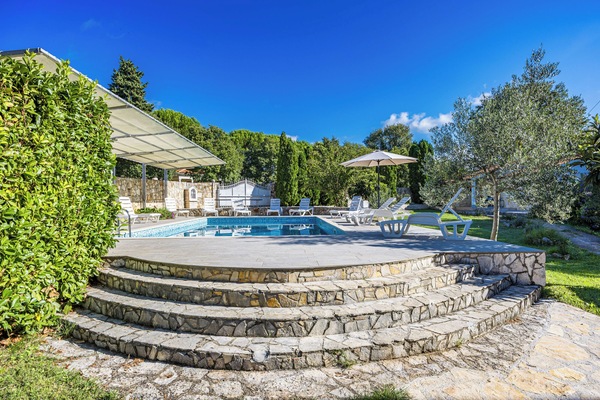 Outdoor pool, an infinity pool, pool umbrellas, sun loungers