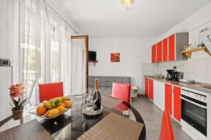 Appartement (A2) | Cuisine privée | Réfrigérateur, un four, surface de cuisson, lave-vaisselle