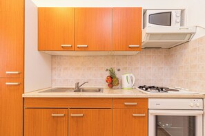 Căn hộ (A2) | Bếp riêng | Tủ lạnh, lò nướng, bếp nấu, dụng cụ pha espresso 