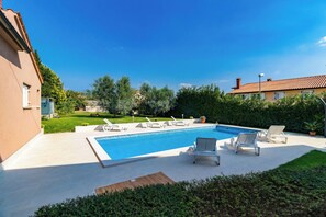 Außenpool, Sonnenschirme