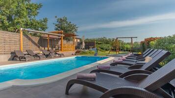 حمّام سباحة خارجي