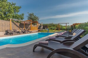Piscina externa, guarda-sóis, espreguiçadeiras