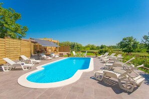 Outdoor pool, pool umbrellas, sun loungers - House Salvia (Marcana)