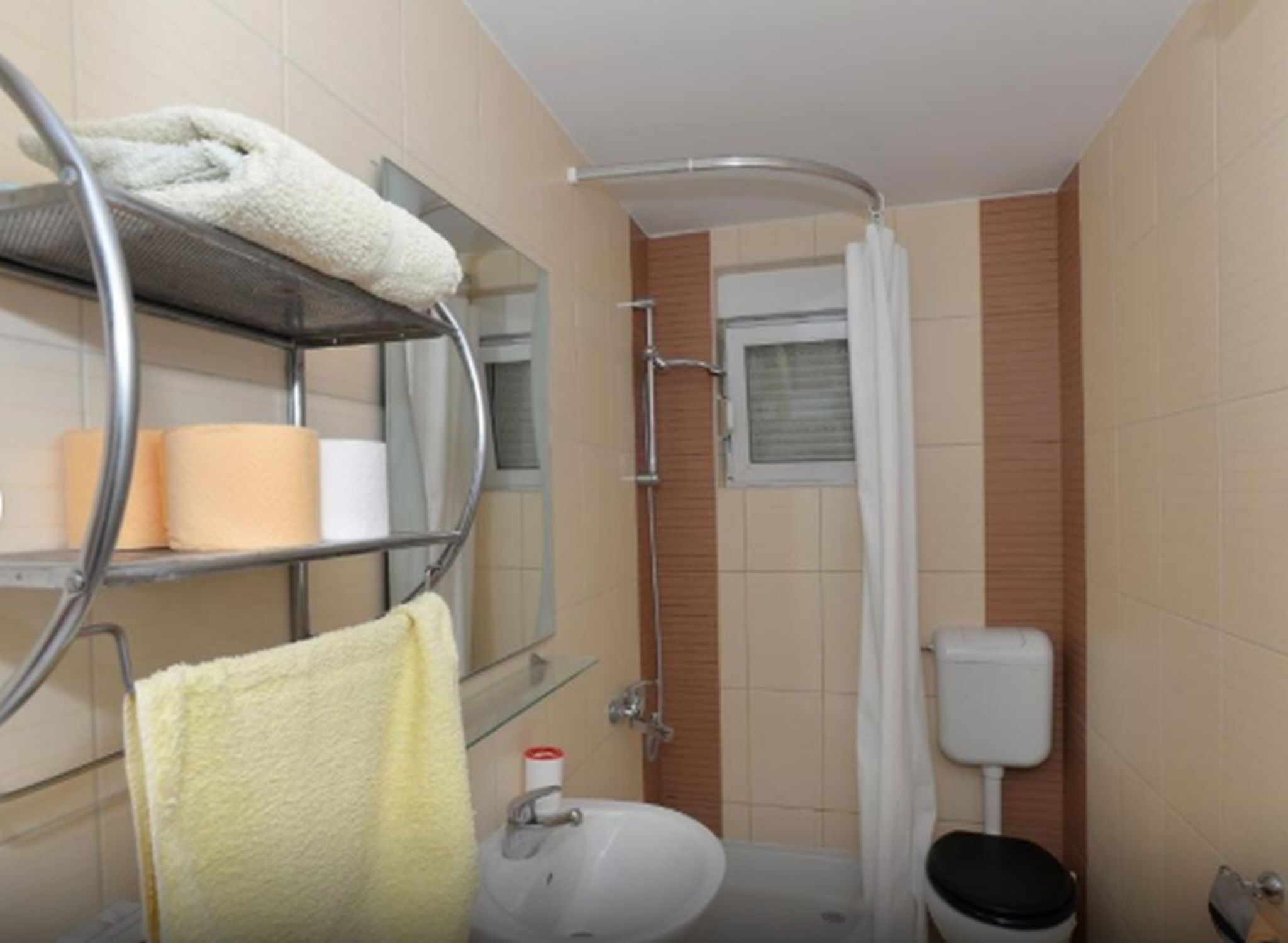 Apartamento (A5) | Banheiro | Banheira, toalhas de banho, papel higiênico 