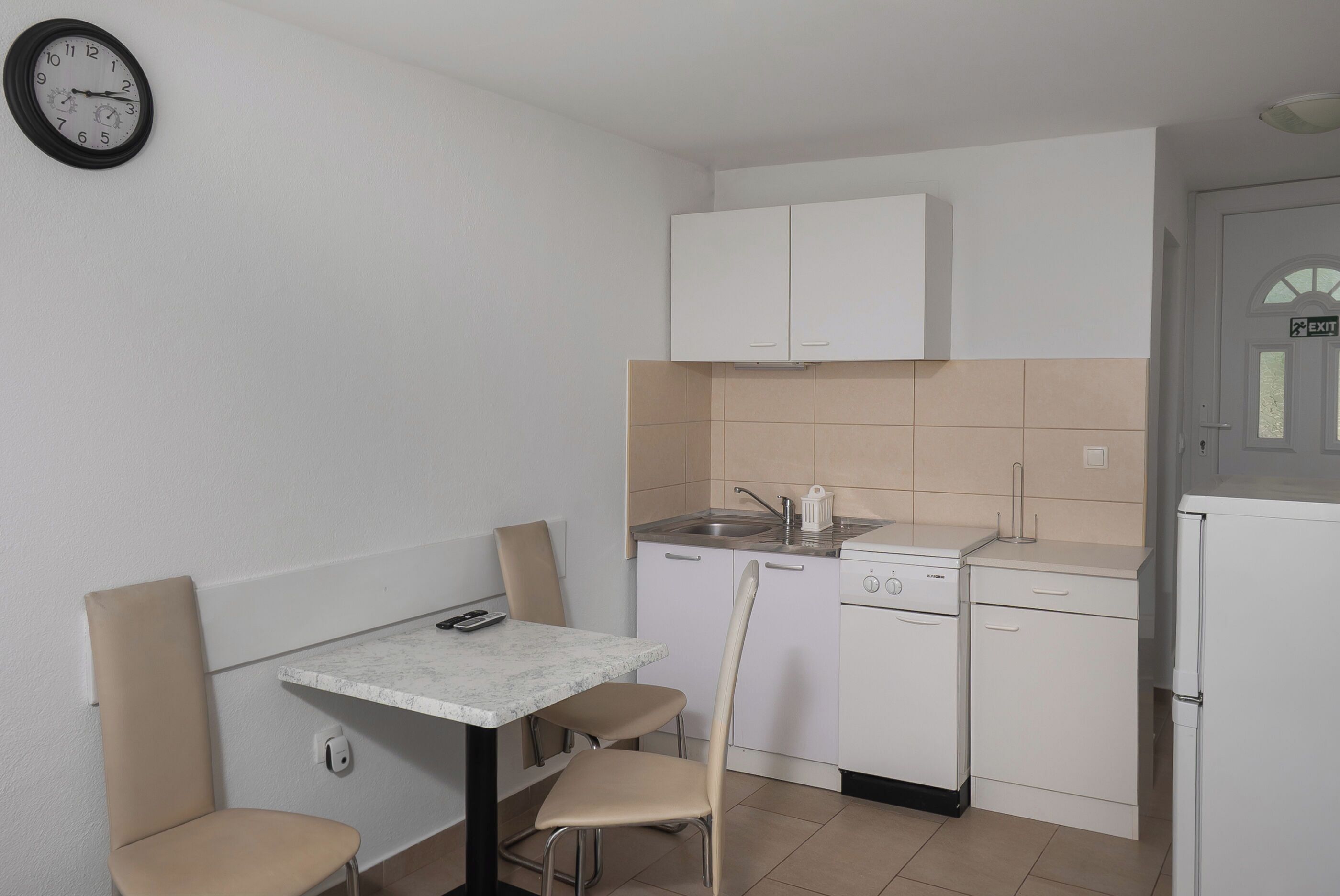 Fridge, oven, stovetop, cookware/dishes/utensils