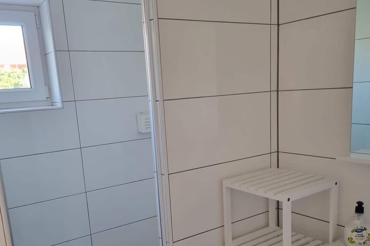 Apartemen (A1) | Kamar mandi | Shower dan handuk