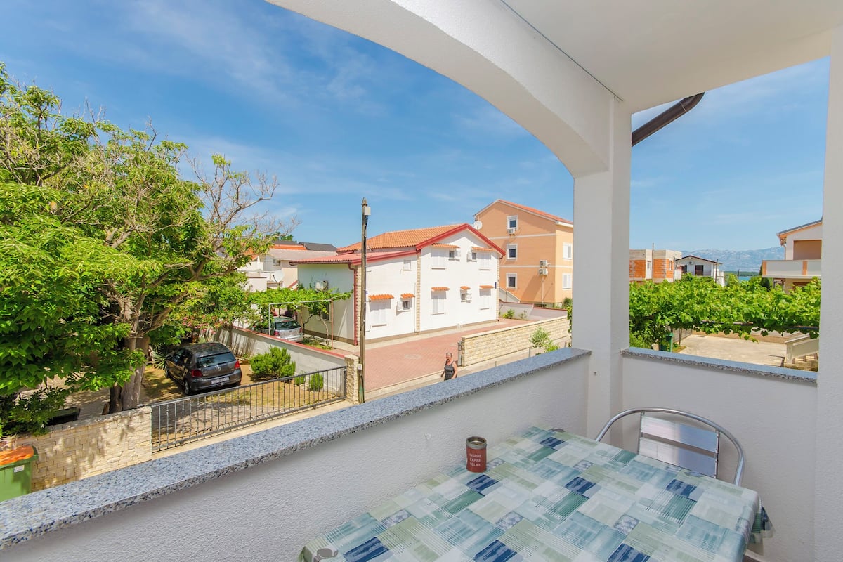 Apartemen (A4) | Tempat makan outdoor
