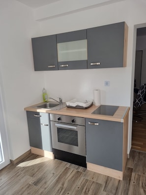 Apartment (A1) | Private kitchen | Fridge, microwave, oven, stovetop - Apartments Mirjana (Nin)