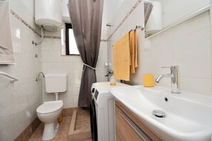 Căn hộ (A1) | Phòng tắm | Buồng tắm vòi sen, chậu vệ sinh/vòi rửa, khăn tắm, giấy vệ sinh 