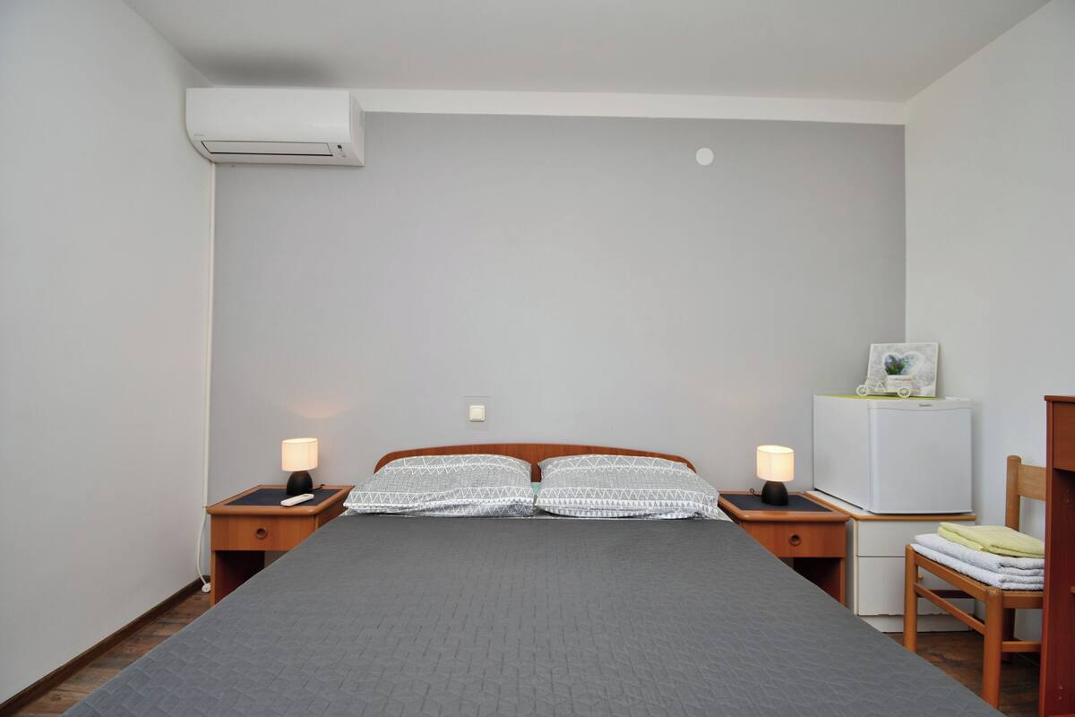 Room (S1) | WiFi (free)