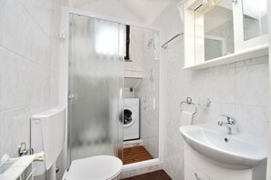 Apartment (A1) | Bathroom | Shower, towels, toilet paper - Apartment Mario (Moscenicka Draga)
