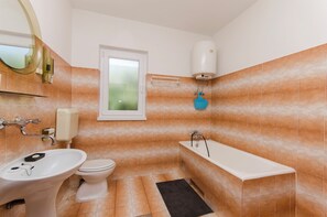 Apartment (A2) | Bathroom | Bathtub, towels, soap, toilet paper - Apartments Bepo i Marija Pag (Pag)