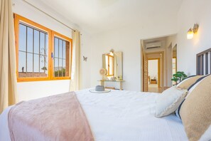 4 chambres, fer et planche à repasser, Wi-Fi gratuit, draps fournis