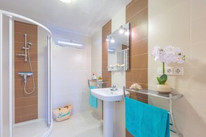 Shower, hair dryer, towels - Villa Maryline - Plusholidays (Calpe)