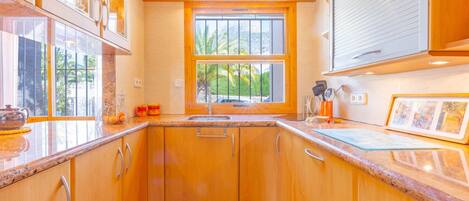 Réfrigérateur, micro-ondes, four, lave-vaisselle