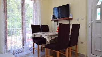 Apartment (A2) | Dining