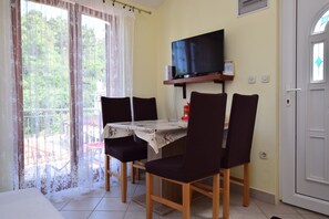 Apartment (A2) | Dining - Apartments Milena (Solta)