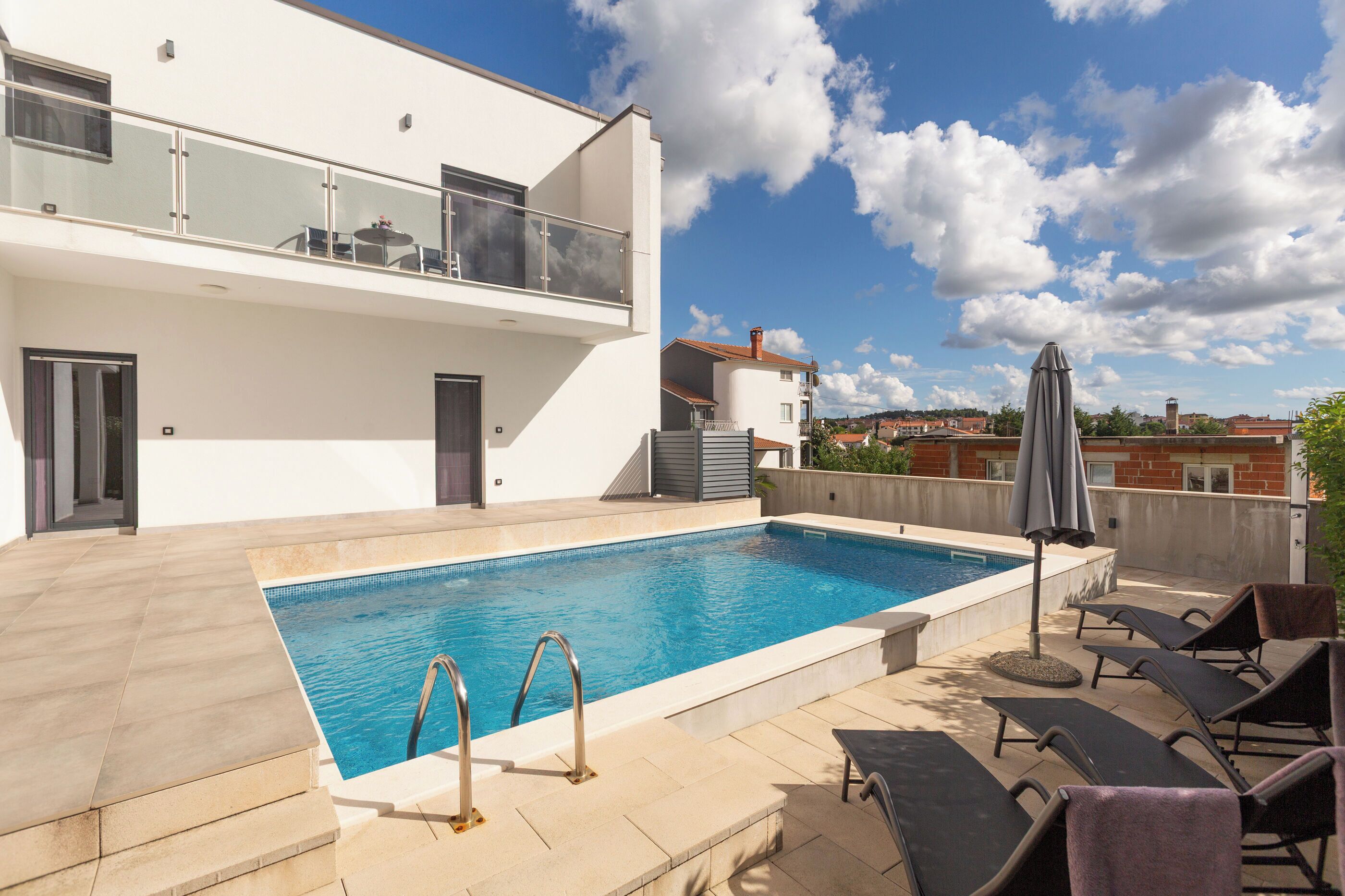 Sisäuima-allas, ulkouima-allas